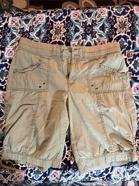 Relaxed Olive Cargo Shorts with Utility Pockets